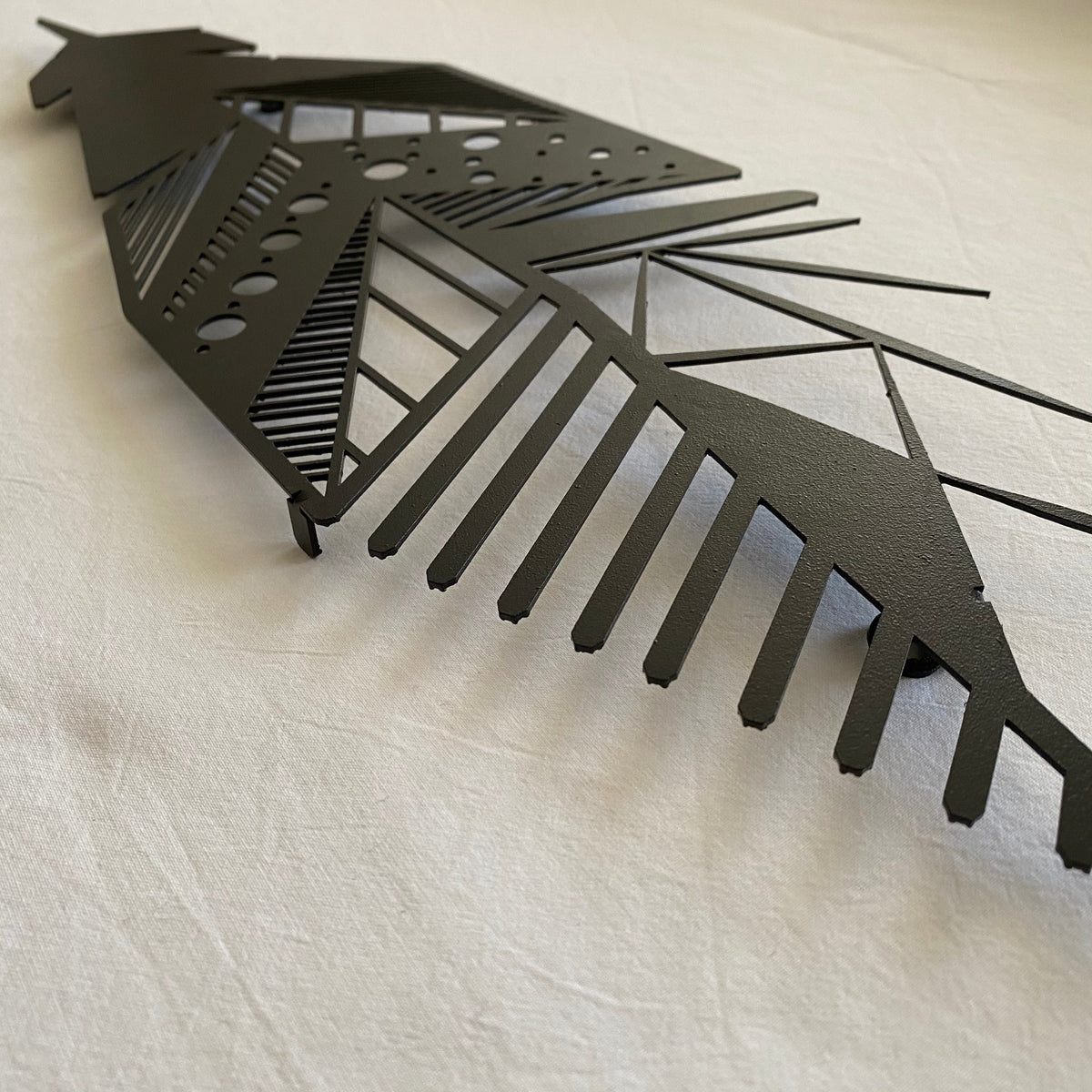 Plume géométrique en métal noir, déco murale verticale, vue 2