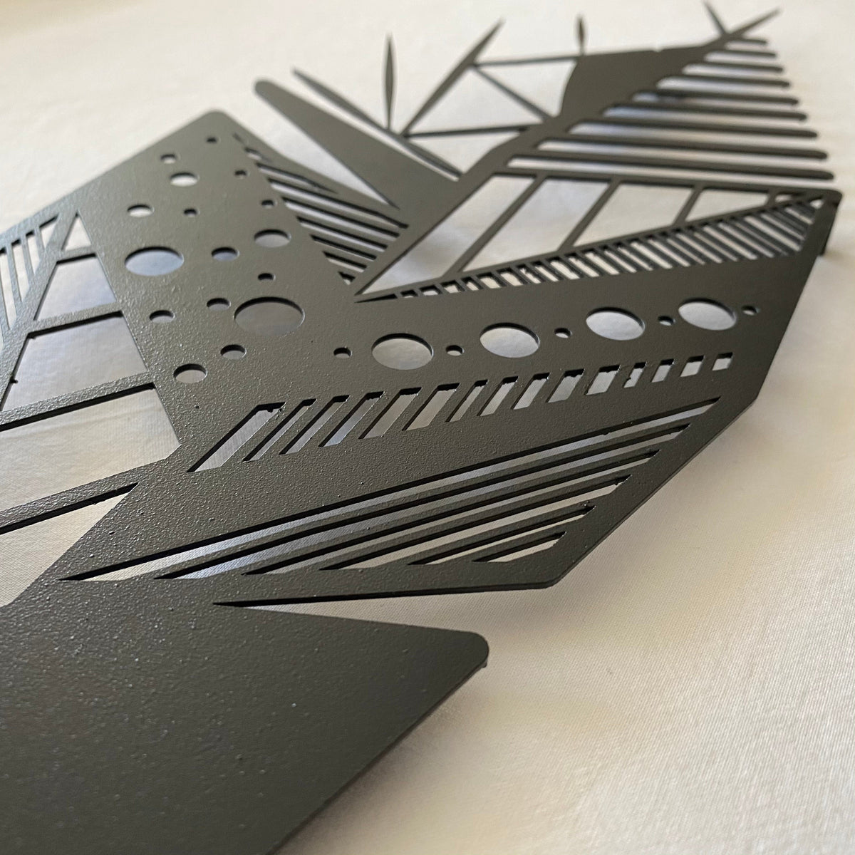 Plume géométrique en métal noir, déco murale verticale, vue 3