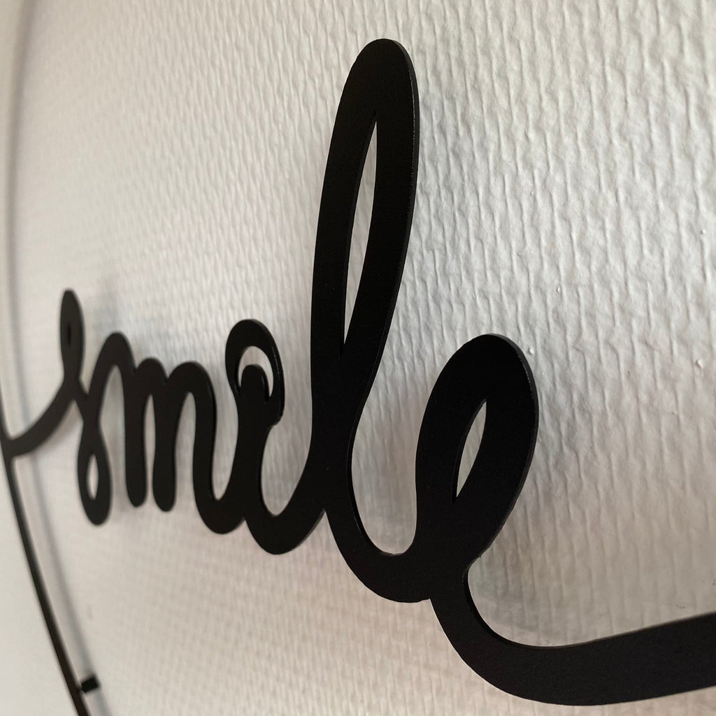 Mot smile manuscrit dans un cercle, déco murale en métal noir, vue 4