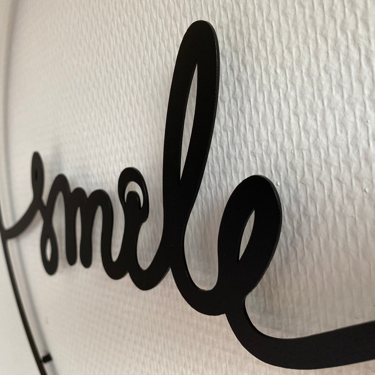 Mot smile manuscrit dans un cercle, déco murale en métal noir, vue 4