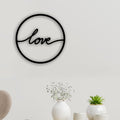 Mot love en lettres liées dans un anneau de métal noir