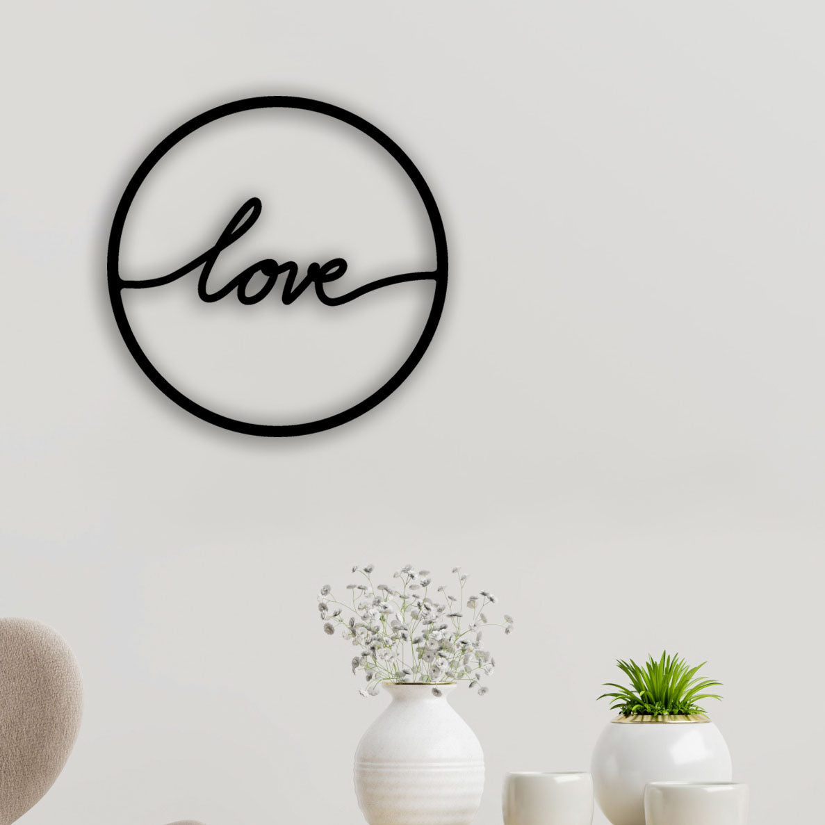 Mot love en lettres liées dans un anneau de métal noir
