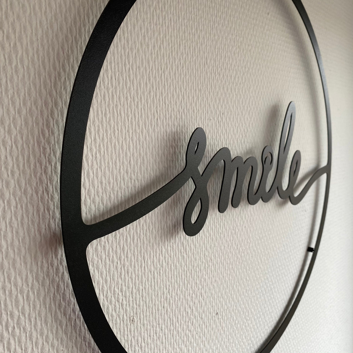 Mot smile manuscrit dans un cercle, déco murale en métal noir, vue 2