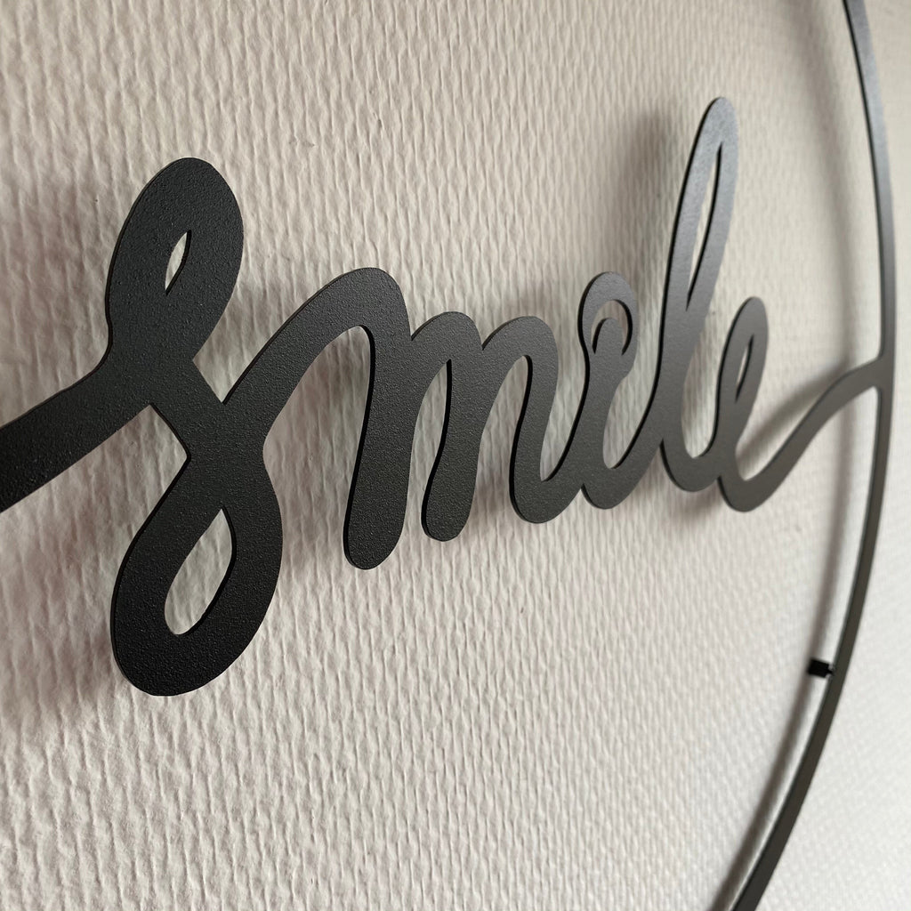 Mot smile manuscrit dans un cercle, déco murale en métal noir