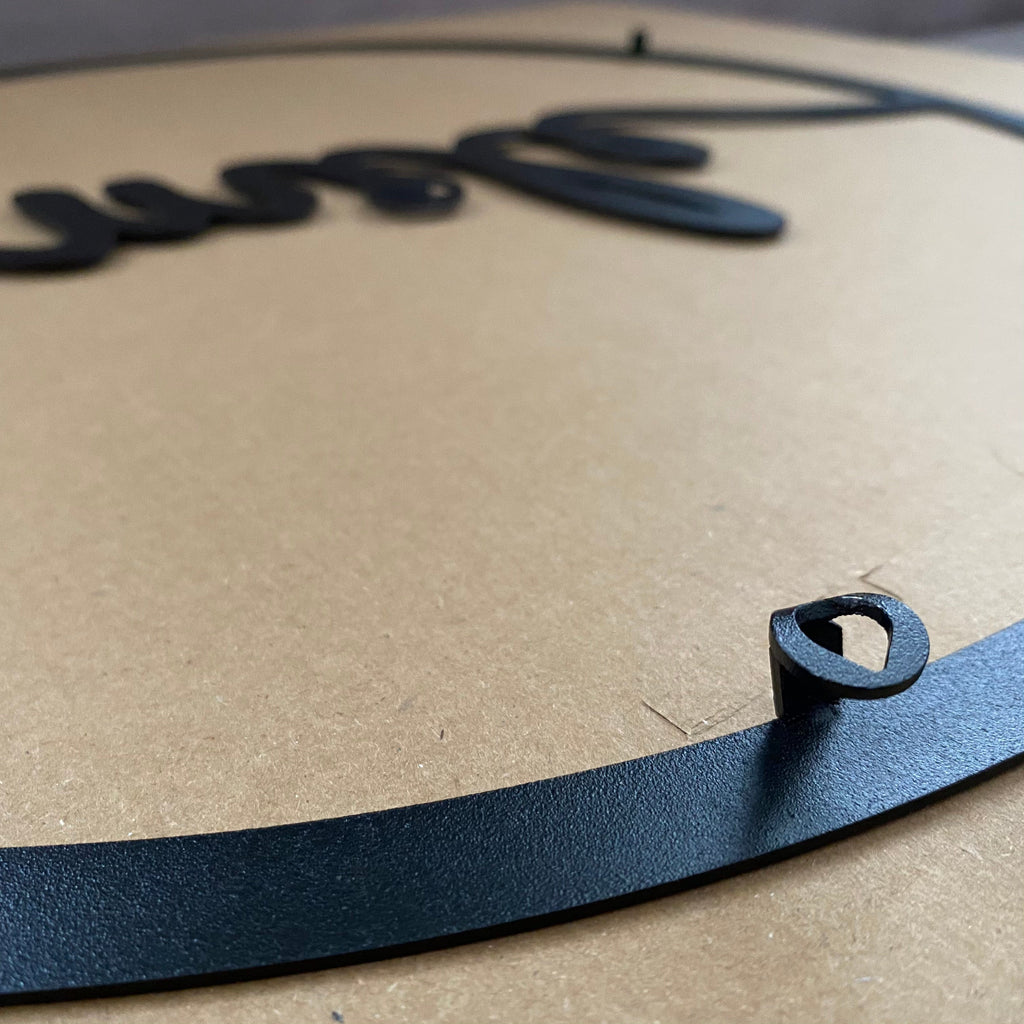 Mot smile manuscrit dans un cercle, déco murale en métal noir