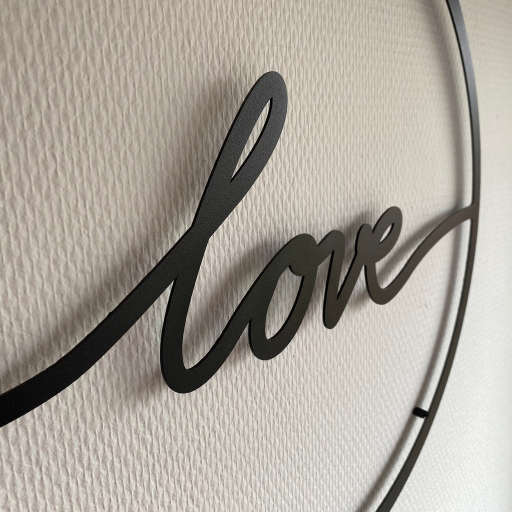 Mot love en lettres liées dans un anneau de métal noir, vue 4