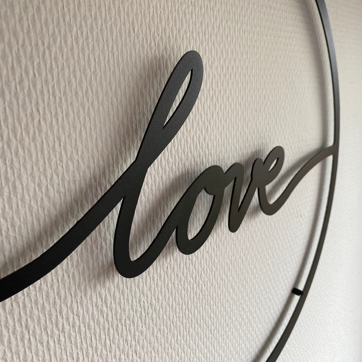 Mot love en lettres liées dans un anneau de métal noir, vue 4