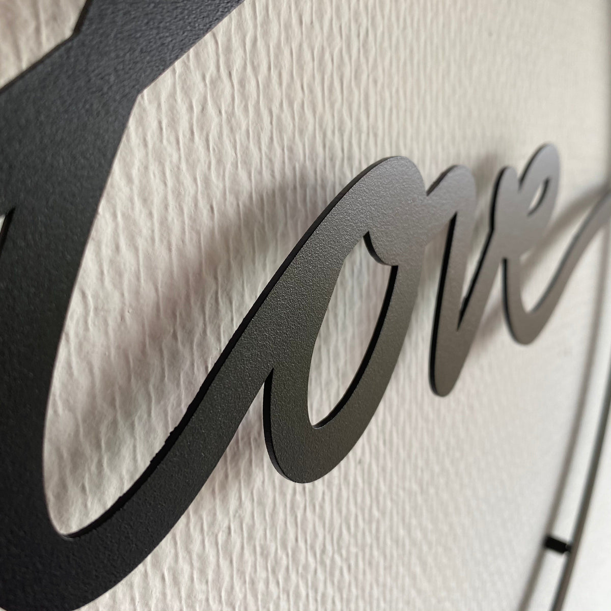 Mot love en lettres liées dans un anneau de métal noir
