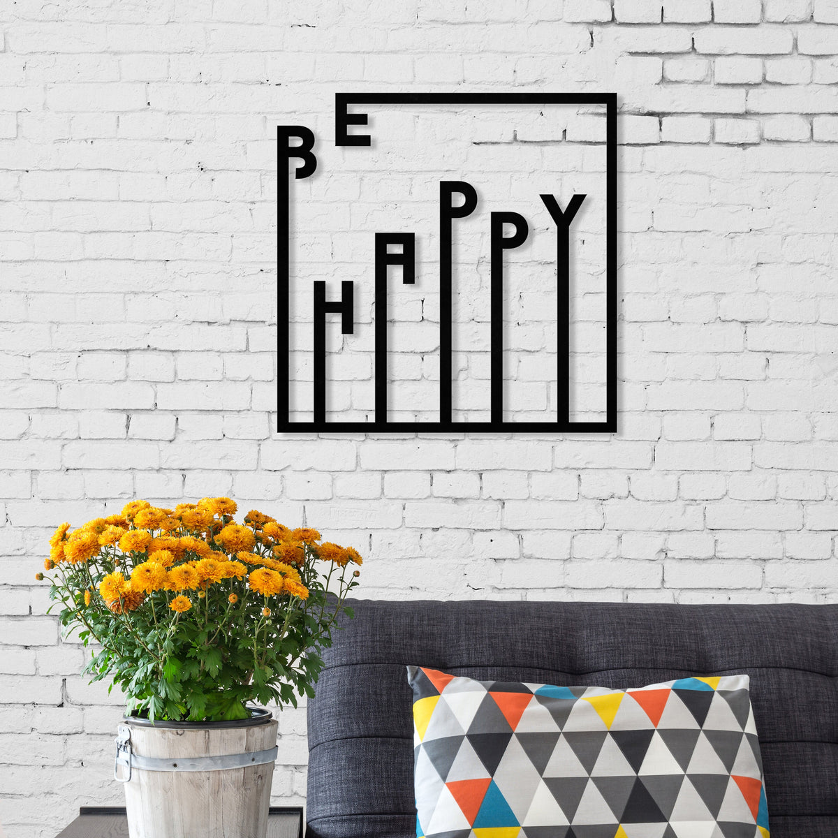 Be Happy en lettres de métal noir, cadre carré 40 cm