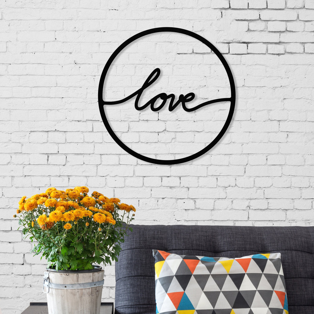 Mot love en lettres liées dans un anneau de métal noir, vue 2