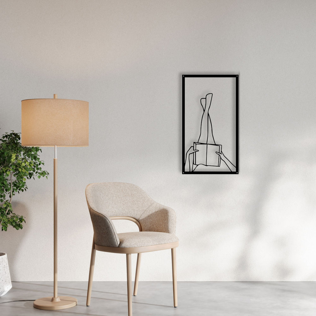 Lectrice jambes levées derrière son livre, déco murale métal, vue 2