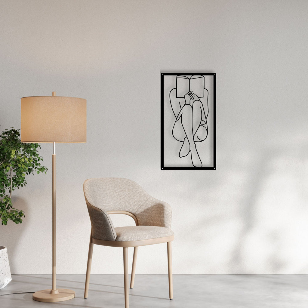Lecteur caché derrière son livre, déco murale en métal noir, vue 2