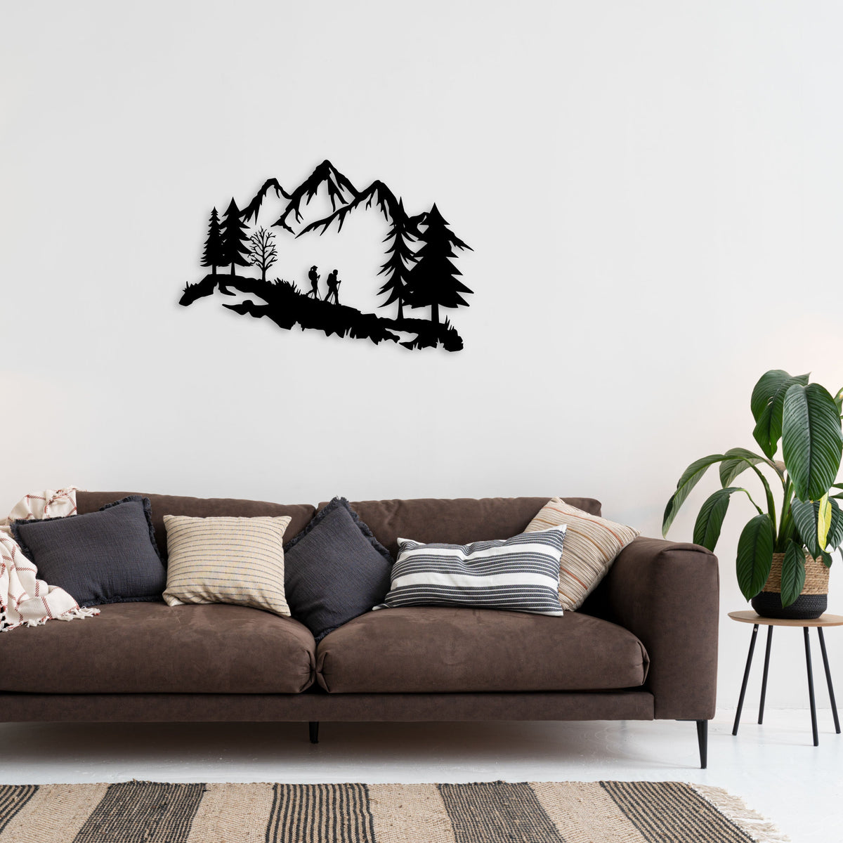 Randonneurs en montagne entre les sapins, déco murale métal noir, vue 2