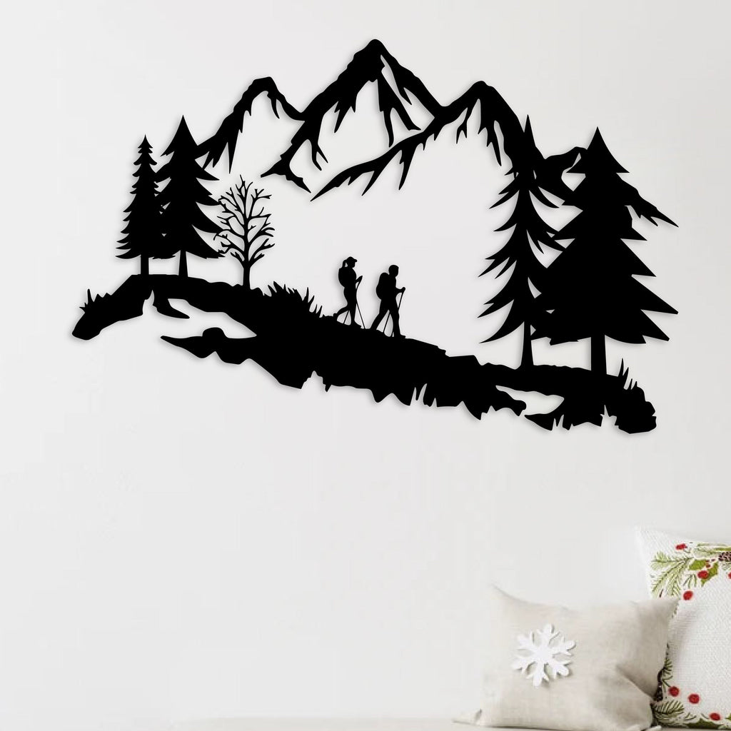 Randonneurs en montagne entre les sapins, déco murale métal noir