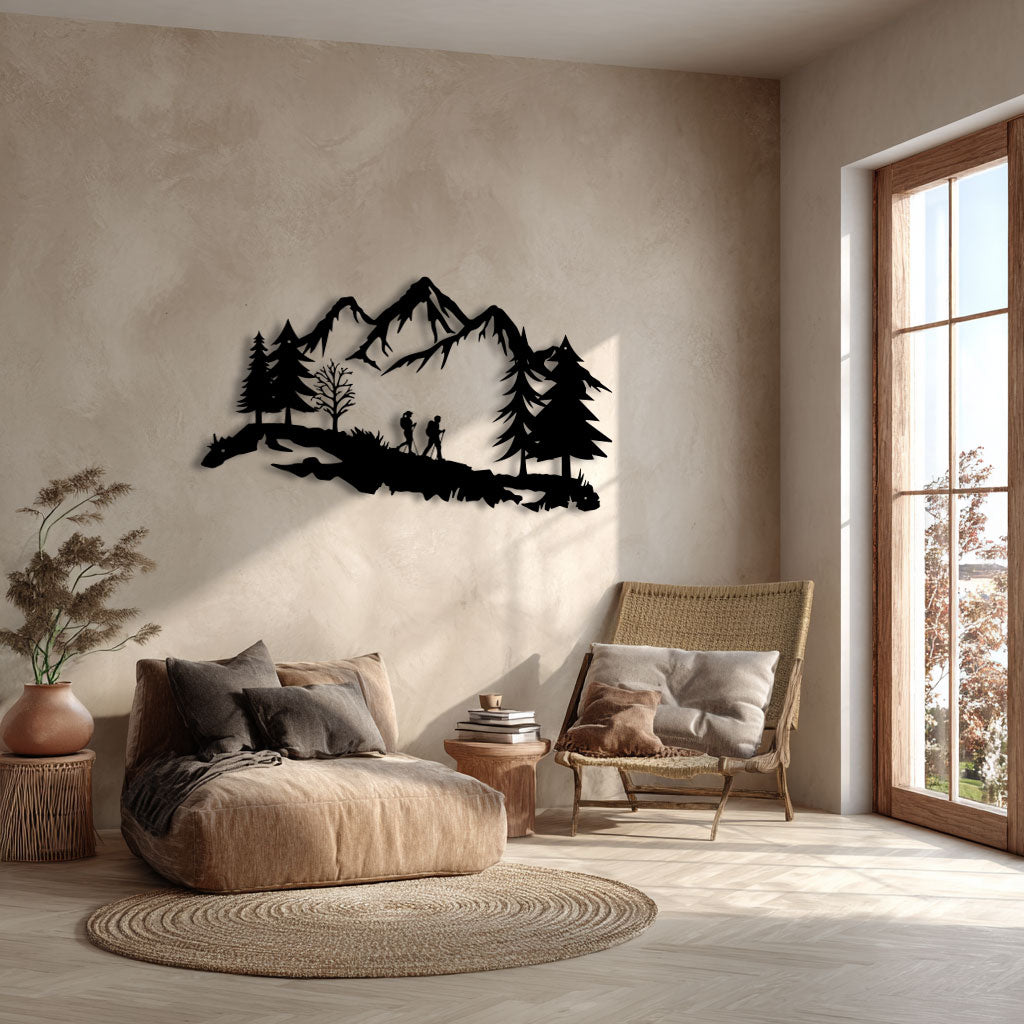 Randonneurs en montagne entre les sapins, déco murale métal noir, vue 3
