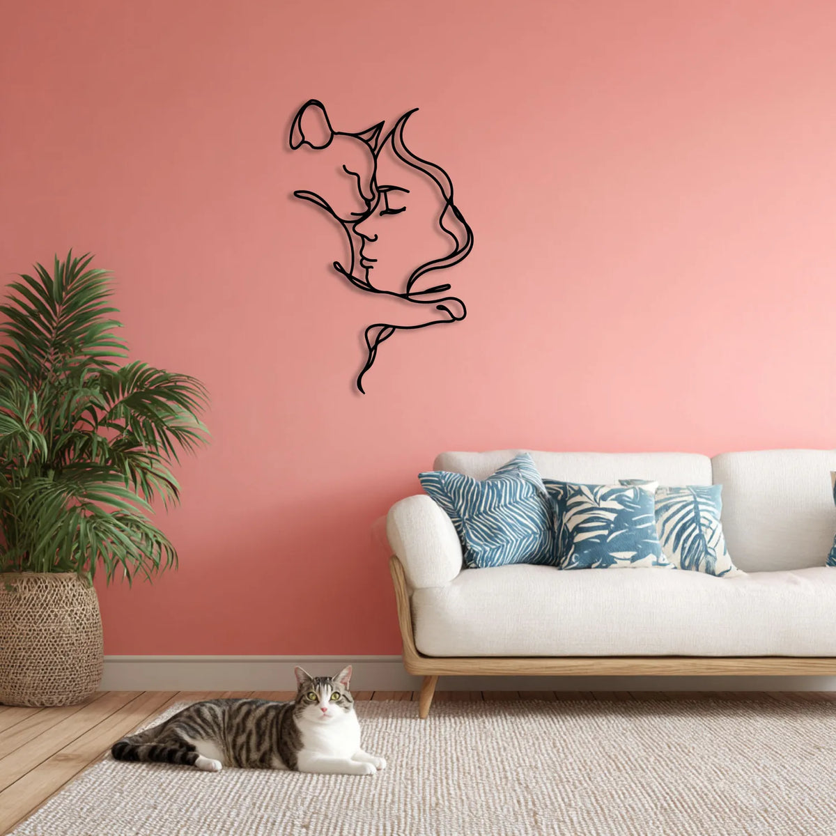 Femme et son chat joue contre joue, déco murale en métal noir, vue 3