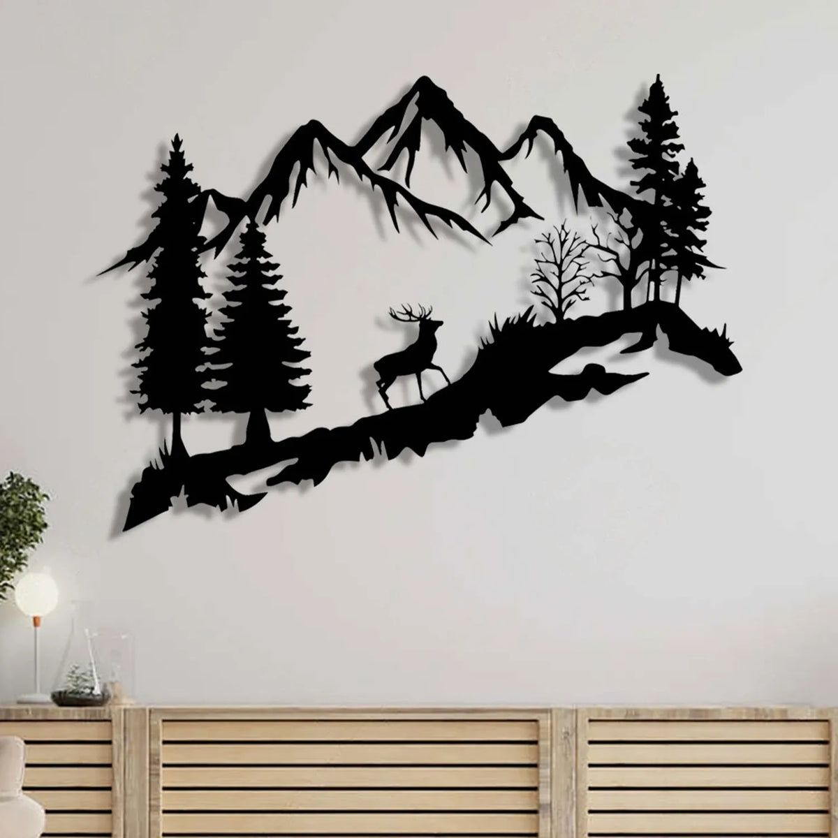 Tableau cerf entre les sapins et les montagnes, en métal noir