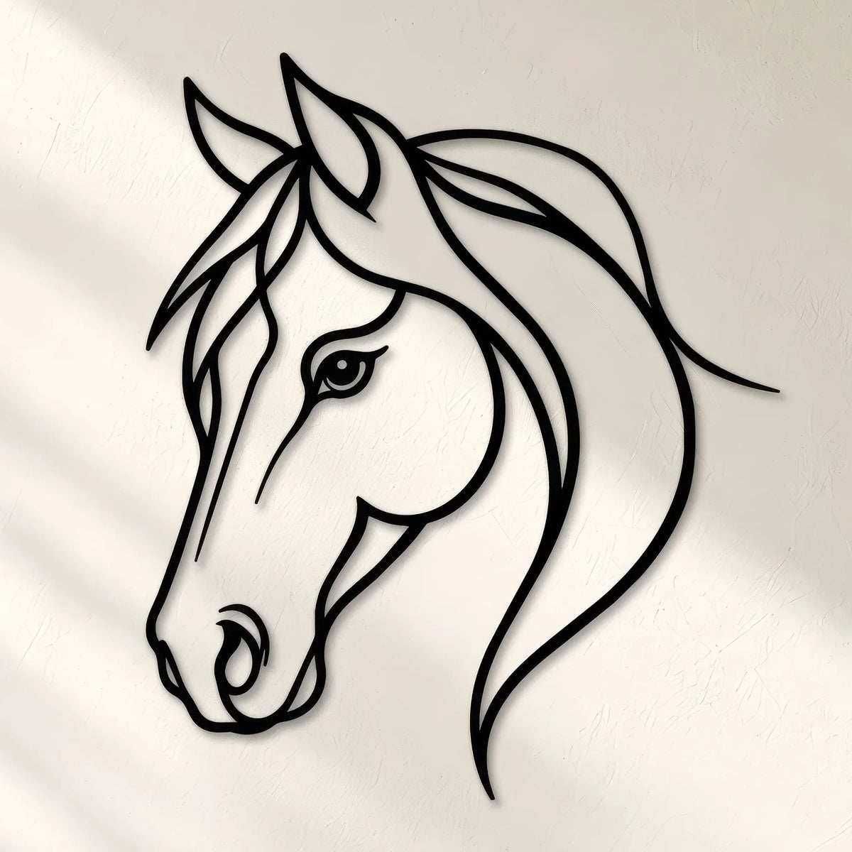 Tête de cheval aux lignes fluides en métal noir, déco murale