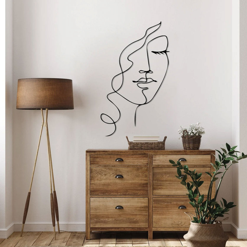Visage de femme aux cheveux bouclés en métal noir, line art, vue 2