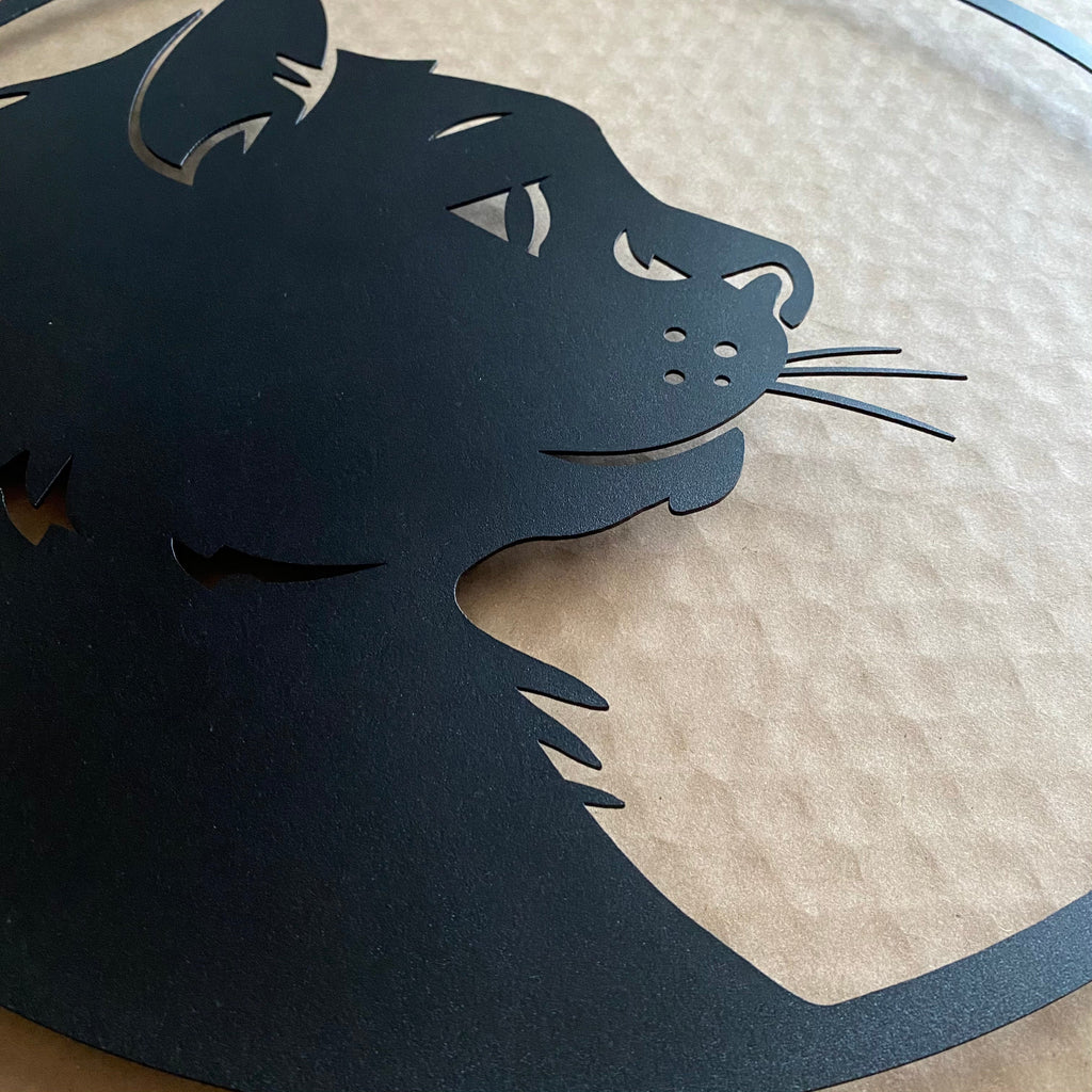 Profil de chat dans un cercle en métal noir, déco murale, vue 3