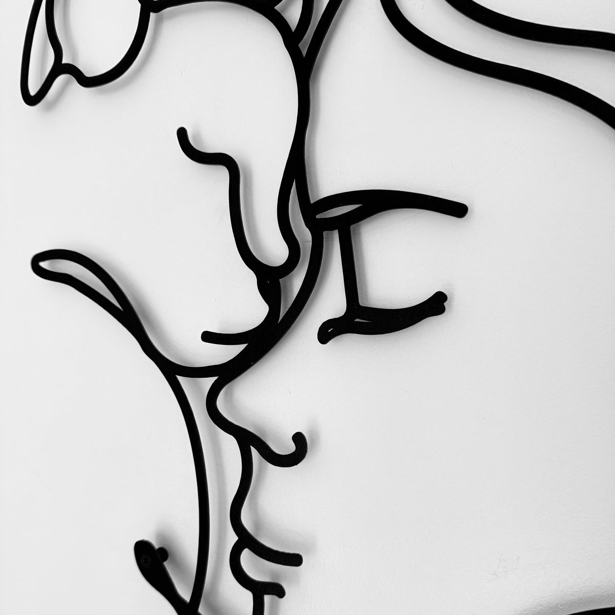 Femme et son chat joue contre joue, déco murale en métal noir, vue 4