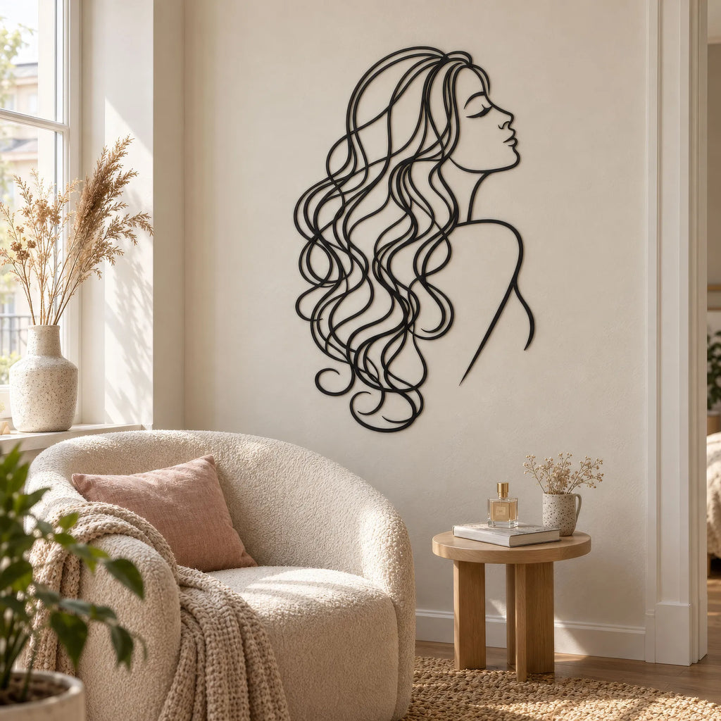 Femme aux longs cheveux ondulés en métal noir, déco coiffure, vue 2