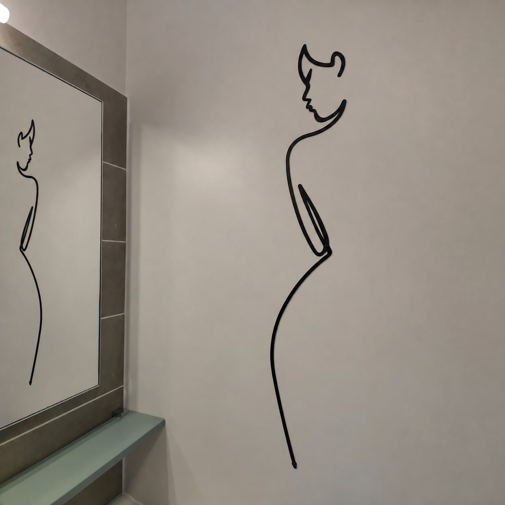 Silhouette de femme en une ligne, déco murale verticale en métal, vue 2