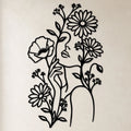 Visage de femme entouré de fleurs en métal noir, déco murale