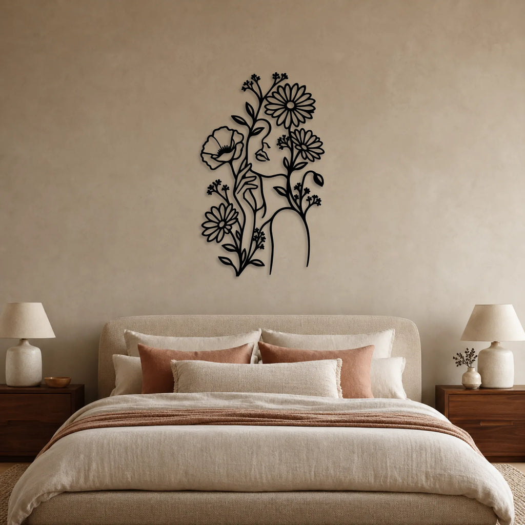 Visage de femme entouré de fleurs en métal noir, déco murale, vue 3