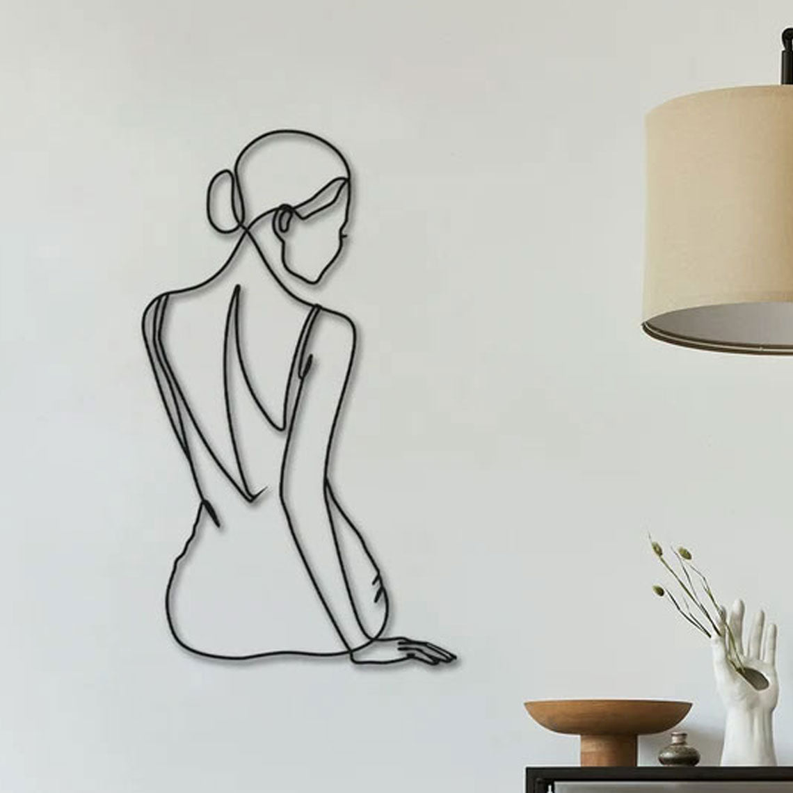 Silhouette de femme assise de dos en métal noir, déco murale