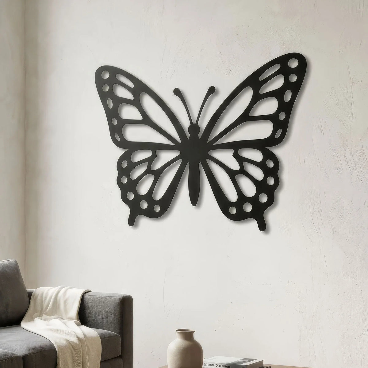 Papillon aux ailes ajourées en métal noir, déco murale
