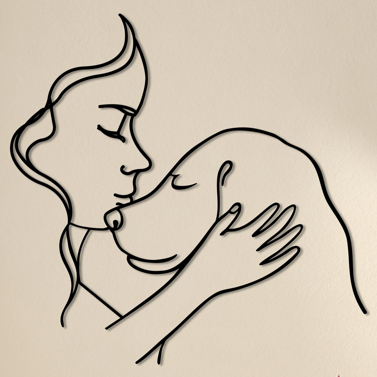 Femme embrassant son chien en métal noir, déco murale
