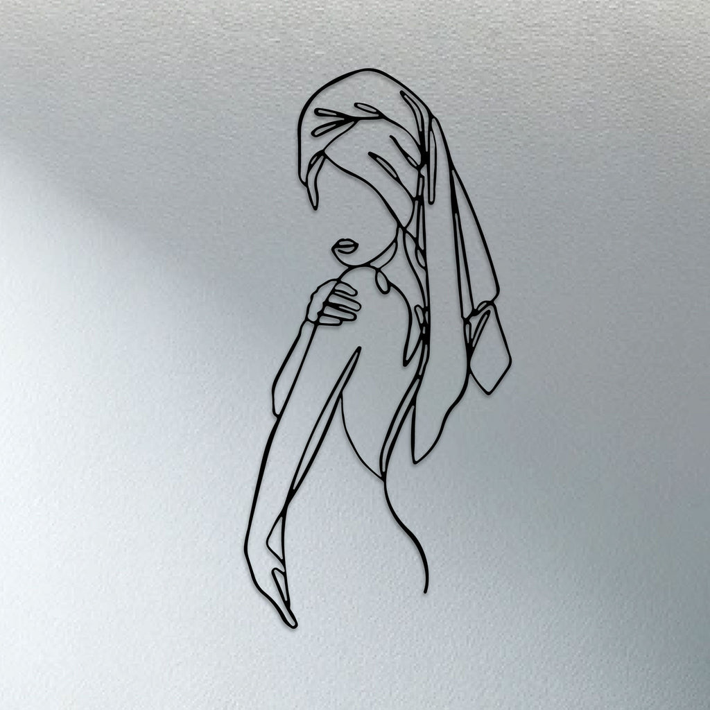 Femme au long foulard, déco murale verticale en métal noir