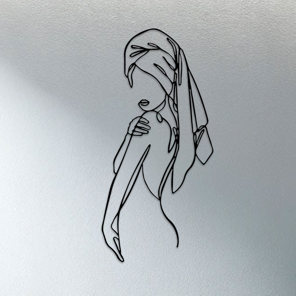 Femme au long foulard, déco murale verticale en métal noir
