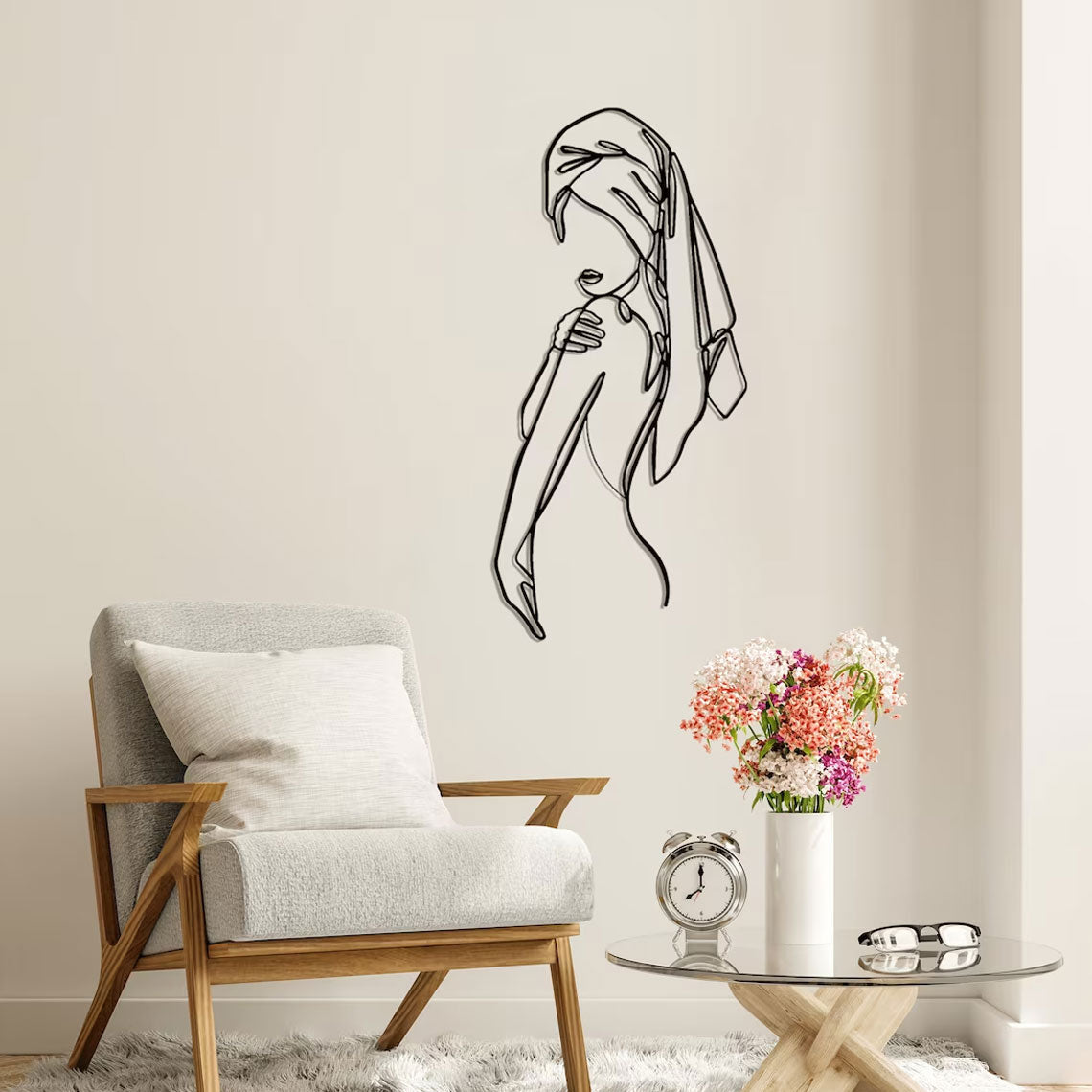 Femme au long foulard, déco murale verticale en métal noir, vue 4