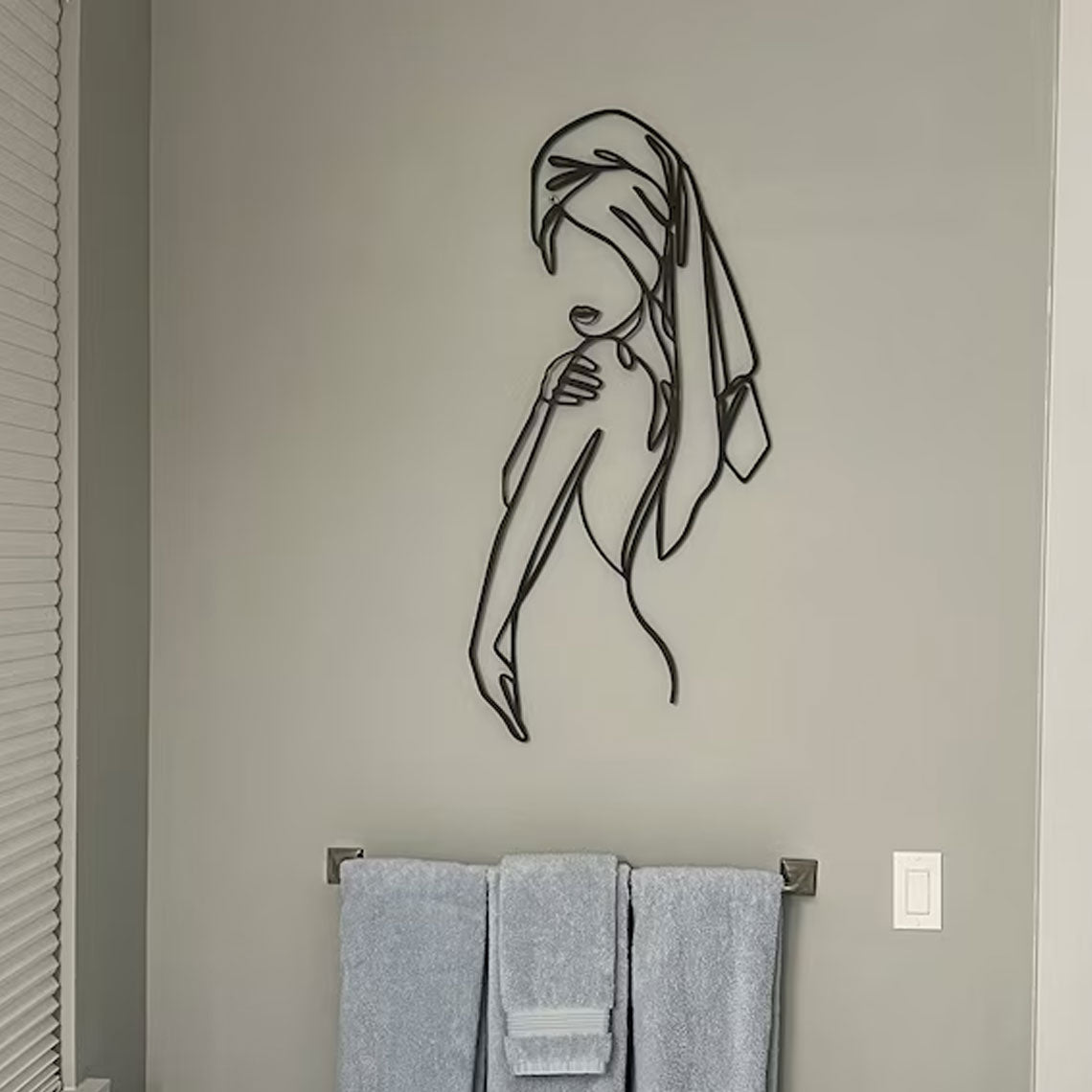 Femme au long foulard, déco murale verticale en métal noir, vue 3