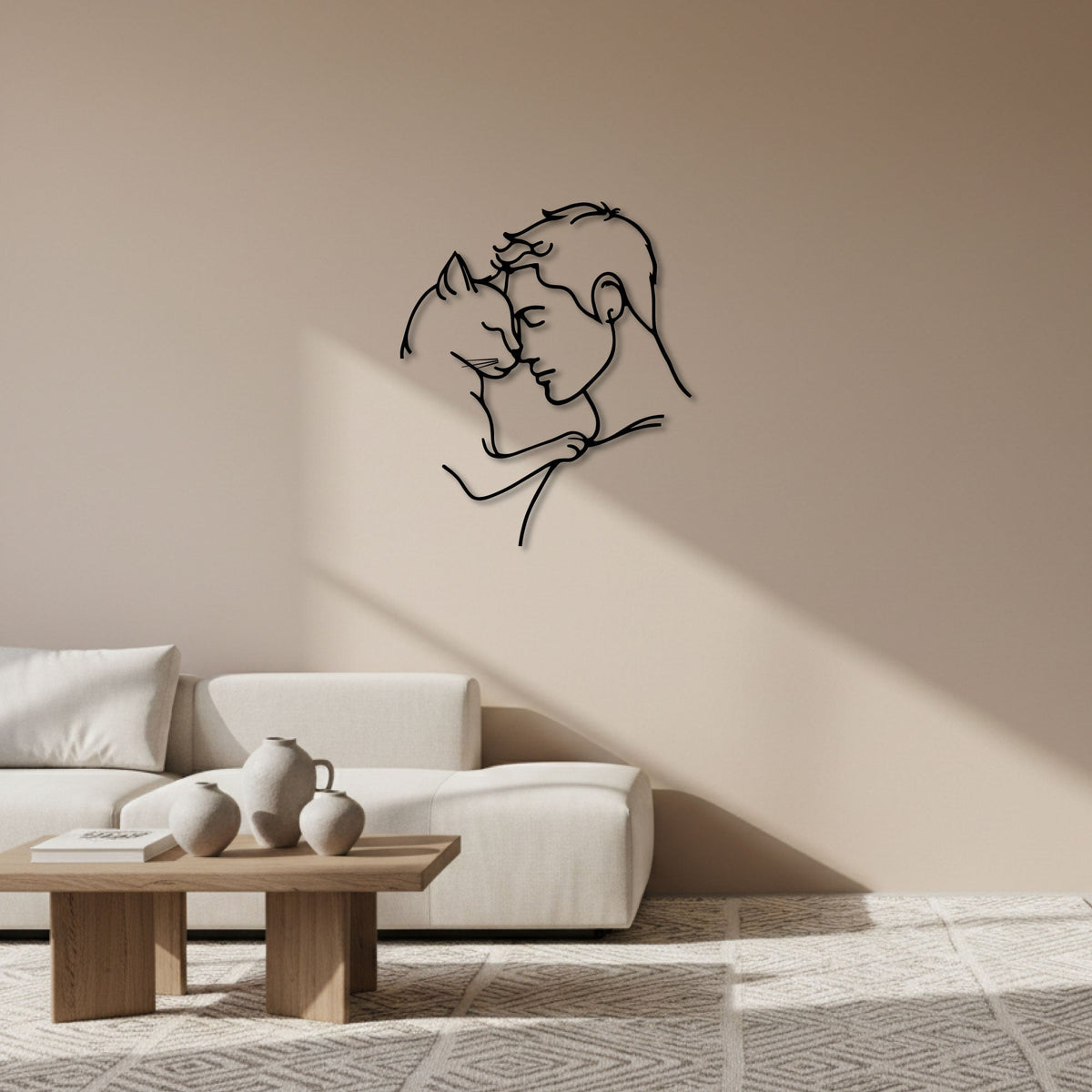 Homme et chat front contre front, déco murale en métal noir, vue 2