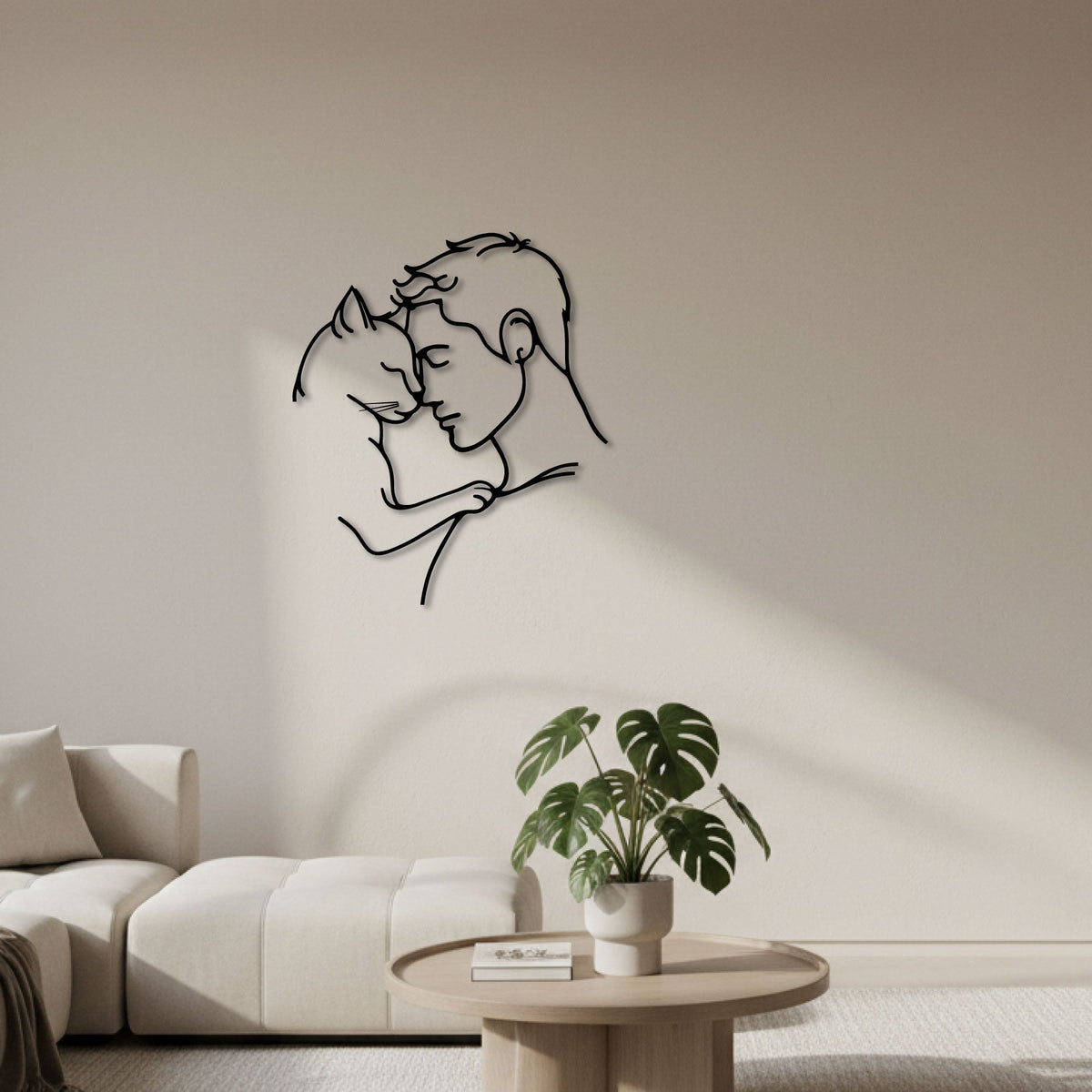Homme et chat front contre front, déco murale en métal noir, vue 3