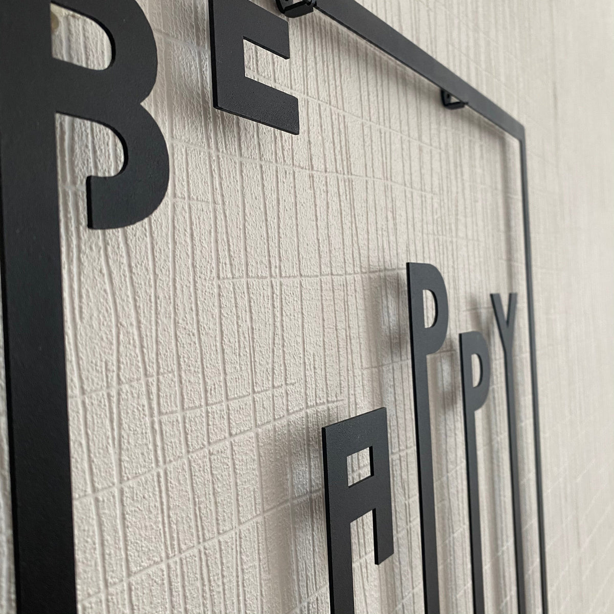 Be Happy en lettres de métal noir, cadre carré 40 cm, vue 3