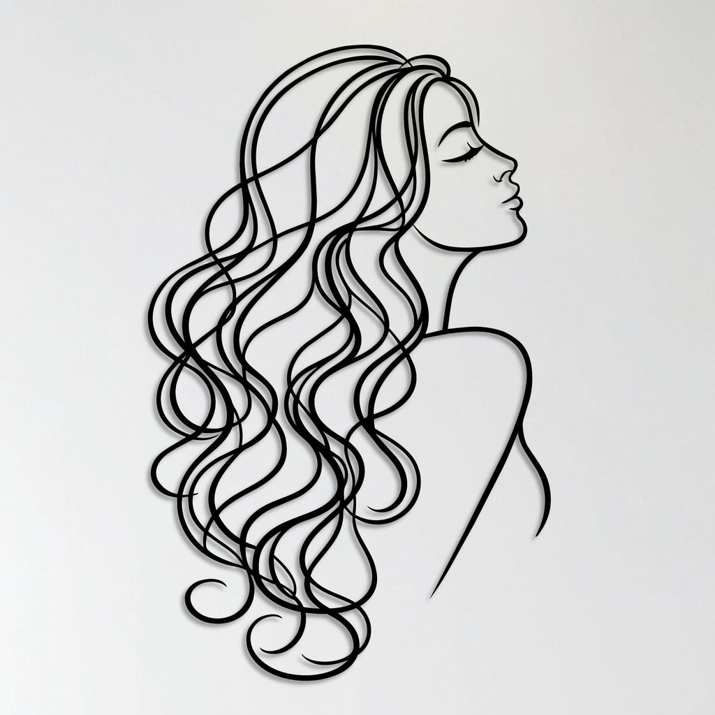 Femme aux longs cheveux ondulés en métal noir, déco coiffure