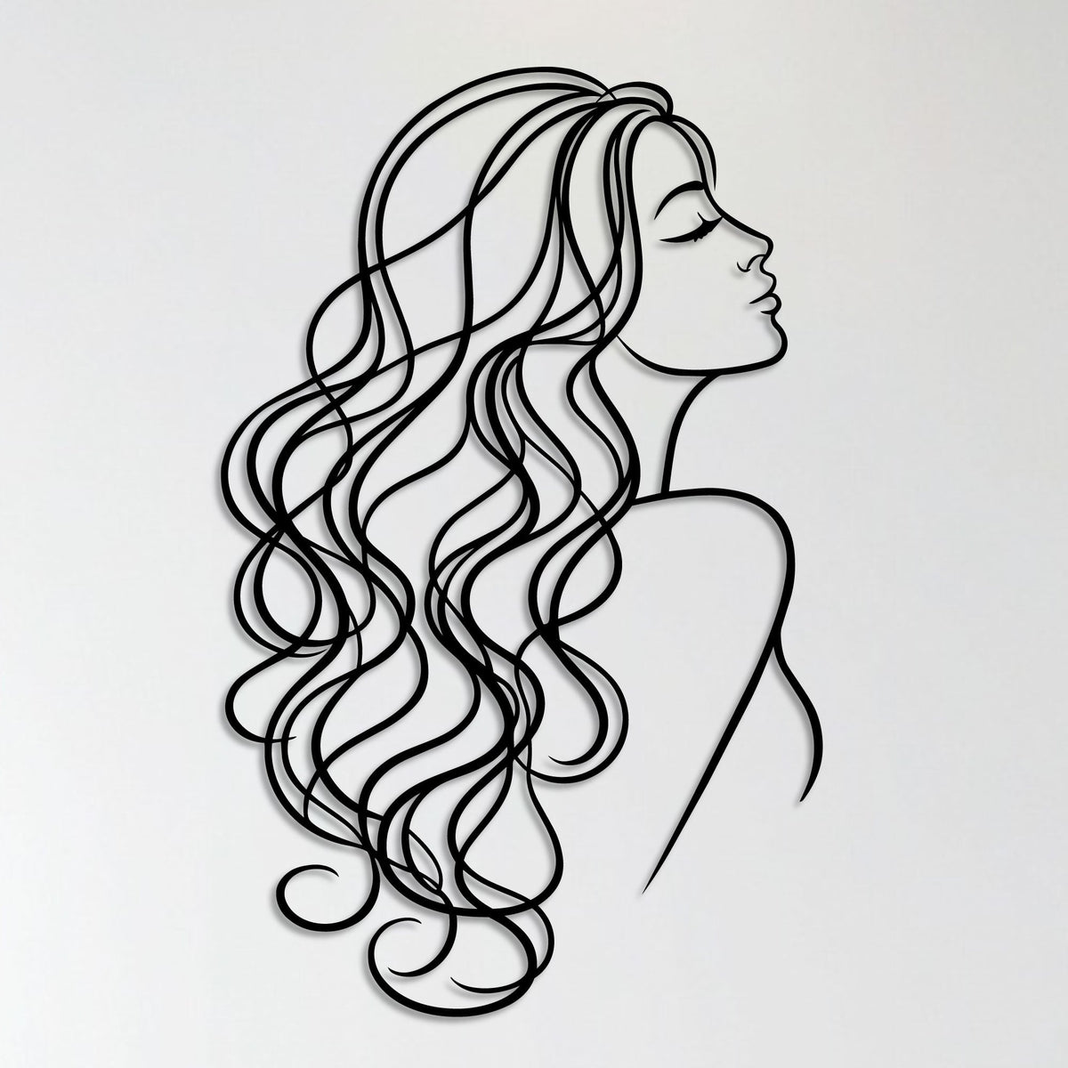 Femme aux longs cheveux ondulés en métal noir, déco coiffure