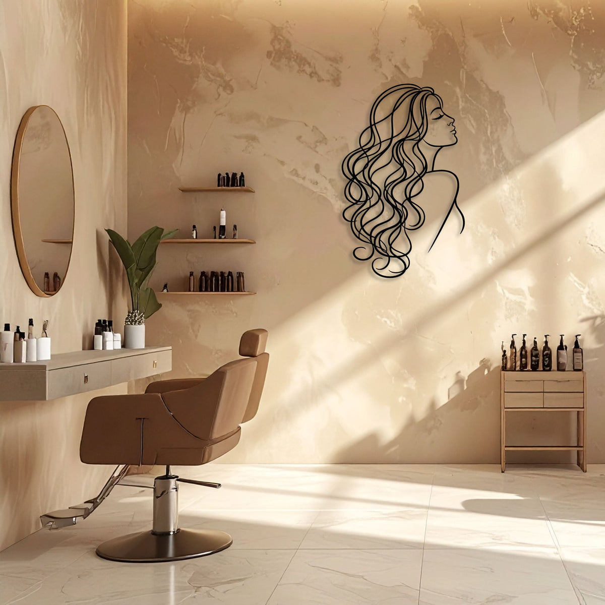 Femme aux longs cheveux ondulés en métal noir, déco coiffure, vue 3